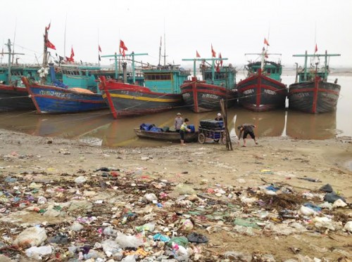 Ngư dân đang chở dầu xuống tàu. (Ảnh: Tuyết Trang - Thu Thủy)