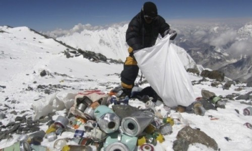 Rác thải trên đỉnh núi Everest. (Nguồn: Everest.jpeg)