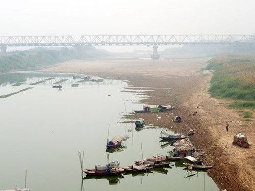 Mực nước sông Hồng xuống thấp kéo theo sự sụt lún đất nền ở Hà Nội. (Ảnh: An ninh Thủ đô)