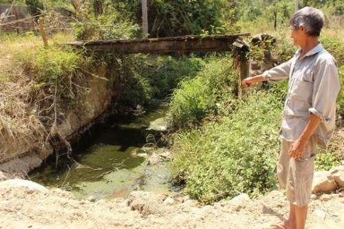 Ông Huỳnh Mến bức xúc vì nước thải hôi thối từ xe hút hầm cầu xả ra môi trường. (Ảnh: Kỳ Nam)