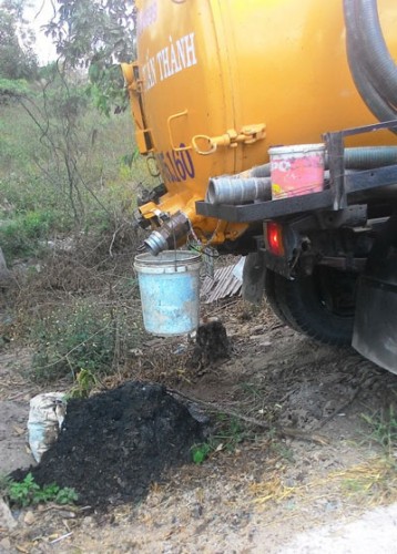 Một xe hút hầm cầu xả chất thải dạng sệt ra môi trường vào ngày 9-3. (Ảnh: nld.com.vn)