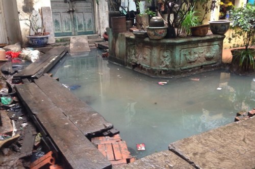 Người dân phải dựng tạm cầu gỗ để đi lại. (Ảnh: Bích Thảo)