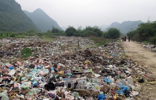 Bãi rác Thung Trâu, xã Kỳ Phú, huyện Nho Quan (tỉnh Ninh Bình) không được xử lý đúng quy trình, gây ô nhiễm môi trường. (Ảnh: Văn Đạt - TTXVN)