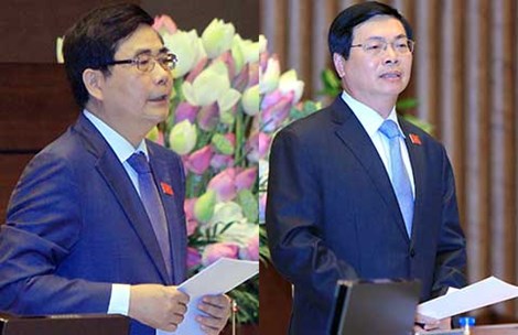 Bộ trưởng NN&PTNT Cao Đức Phát (trái) và Bộ trưởng Công Thương Vũ Huy Hoàng đăng đàn trả lời chất vấn ngày đầu tiên. Ảnh: TTXVN