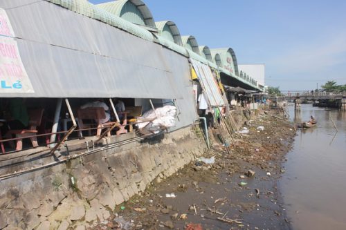 Hàng ngàn m3 nước thải không qua xử lý đổ thẳng ra sông Cái Côn gây ô nhiễm. (Ảnh: Minh Hùng)