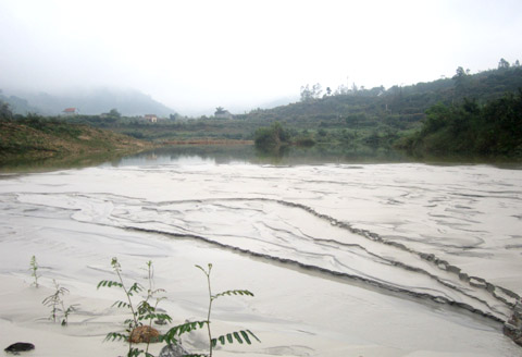 Dòng nước thải độc hại của nhà máy tuyển luyện đồng Á Cường đang "bức tử” sông Cẩm Đàn và sông Lục Nam