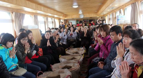 Buổi lễ thu hút đông đảo mọi người tham gia. (Ảnh: Việt Hùng - Nguyễn Cường)