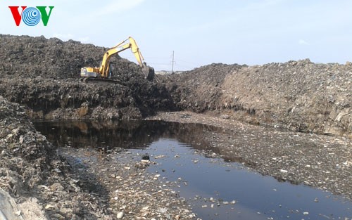Các hố chôn rác thải tại bãi rác Phú Hưng ô nhiễm nặng. (Ảnh: vov.vn)