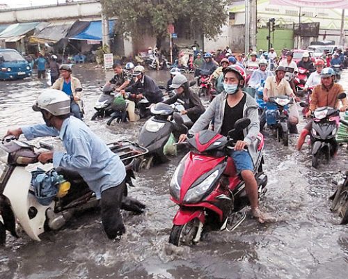 Cần có nhiều biện pháp làm giảm biến đổi khí hậu để không còn cảnh ngập nước. (Ảnh: Nhân Dân)