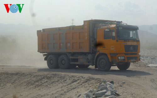 Xe chở xỉ than từ nhà máy vào bãi xỉ cách Quốc lộ 1A chưa đầy 1 km. (Ảnh: vov.vn)