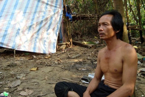 Anh Trần Hùng, quê ở Phương Lâm (xã Phú Lâm, huyện Tân Phú, tỉnh Đồng Nai), một người vào rừng khai thác cây cù néo tại Lâm Đồng. (Ảnh: Báo Lao Động)