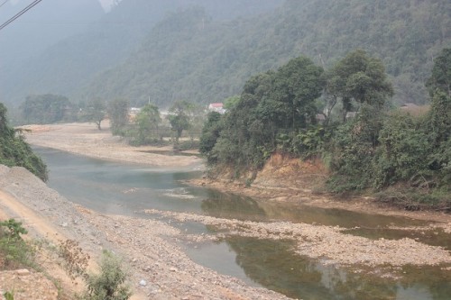 Cảnh tan hoang phía hạ du sông Miện