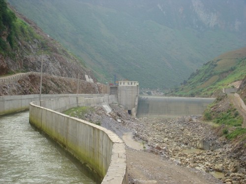 Đập ngăn nước và chuyển dòng của nhà máy thủy điện Nho Quế 3 tại huyện Mèo Vạc, tỉnh Hà Giang