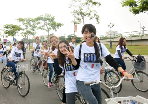Học sinh, sinh viên các trường đại học, cao đẳng trên địa bàn TP Ðà Nẵng đạp xe hưởng ứng chiến dịch Giờ Trái đất 2015 (Ảnh: Khánh Hiền)