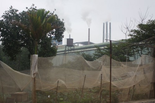 Ống khói nhà máy “vô tư” thải khí ngay sát nhà dân. (Ảnh: Báo Lao Động)