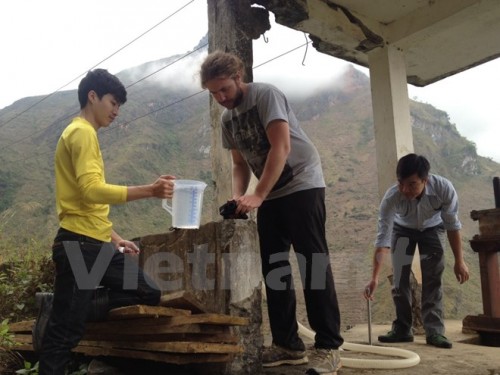 Các chuyên gia thủy văn của Đức nghiên cứu nguồn nước tại hồ Thủy điện Séo Hồ để triển khai thí điểm Dự án Kawa Tech. (Ảnh: Hùng Võ/Vietnam+)