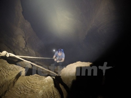 Khách du lịch đến thăm Cao nguyên đá có thể 'khám phá' những hang động kỳ bí, với hàng loạt di sản về địa chất, địa tầng. (Ảnh: Hùng Võ/Vietnam+)