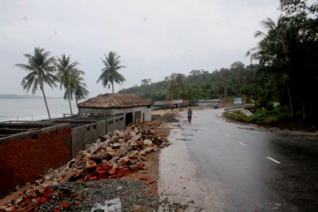 Bãi biển Gành Dầu đã bị bê tông sát mép nước