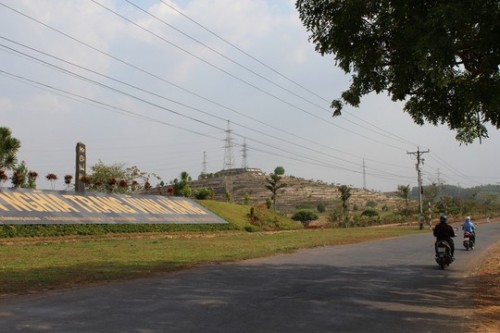 Một góc nghĩa trang An Viên Vĩnh Hằng được xây dựng sát bên sông Đồng Nai. (Ảnh: nld.com.vn)
