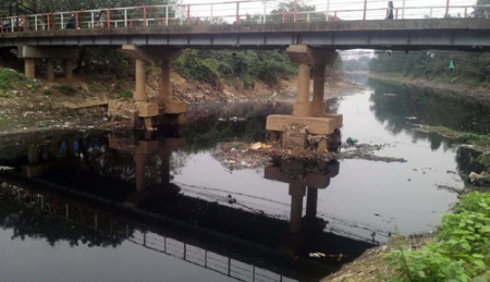 Nước sông Nhuệ đang bị nhiễm độc nặng. (Ảnh: VnMedia)