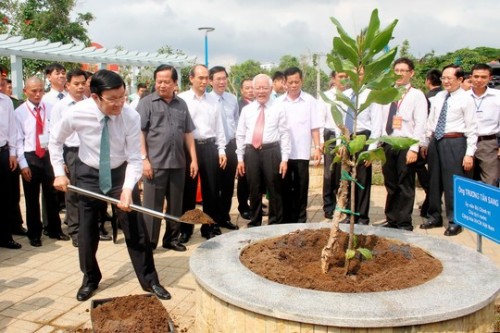 Chủ tịch nước Trương Tấn Sang trồng cây trong buổi lễ khánh thành dự án. (Ảnh: Hoàng Triều)
