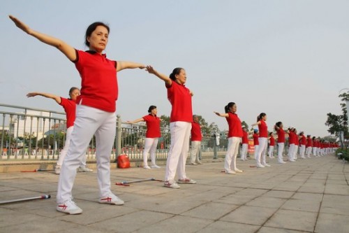 Người dân tập thể dục hai bên bờ kênh Tân Hóa - Lò Gốm. (Ảnh: Hoàng Triều)