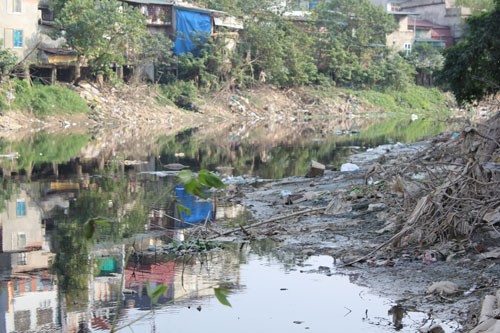 Đã đến lúc chính quyền cấp xã không thể thờ ơ, đứng ngoài cuộc trước nạn xả rác thải bừa bãi xuống dòng sông Nhuệ. (Ảnh: Hànộimới)