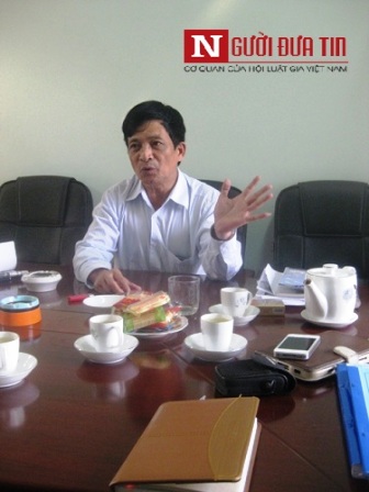 Ông Nguyễn Văn Sơn trao đổi với phóng viên