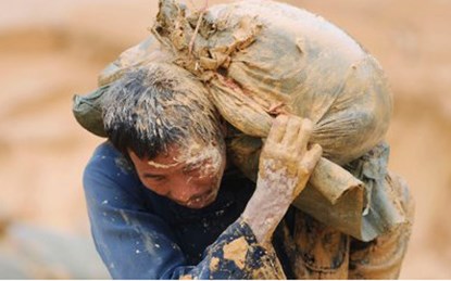 Một người đàn ông Trung Quốc làm việc tại mỏ khai thác đất hiếm ở Trung Quốc. (Ảnh: Dân Việt)