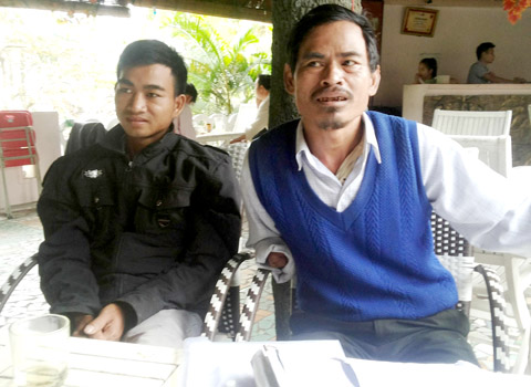 Ông Nguyễn Xuân Tâm (phải) và con trai đã 10 năm đi khiếu nại. (Ảnh: Đại Đoàn Kết)