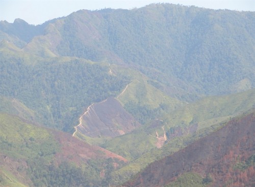 Con đường lâm tặc vận chuyển gỗ từ Khu Bảo tồn thiên nhiên Tà Xùa phải vượt qua rất nhiều đỉnh núi. (Ảnh: nongnghiep.vn)