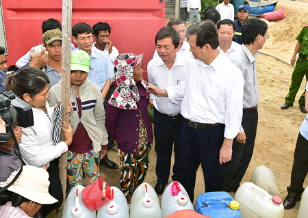 Thủ tướng Nguyễn Tấn Dũng động viên bà con tại điểm cấp nước sạch Bác Ái, Ninh Thuận. (Ảnh VGP/Nhật Bắc)