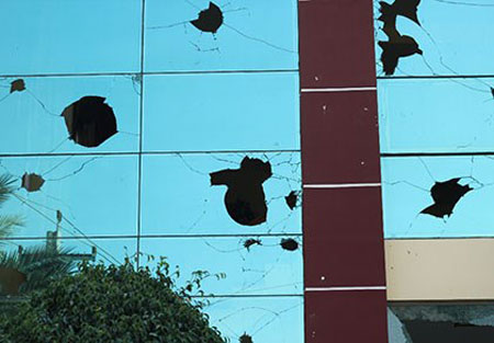 Mặt tiền khách sạn Vĩnh Hảo bị vỡ loang lỗ