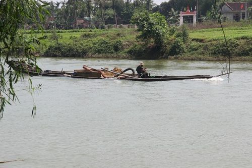  Một thuyền khai thác cát trái phép trên sông Bồ (tỉnh Thừa Thiên - Huế). (Ảnh: Quang Tám)