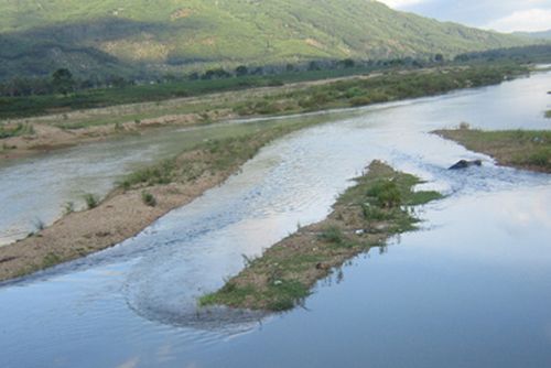Lượng mưa ít khiến cho các con sông ở miền Trung khô cạn. (Ảnh: chinhphu.vn)