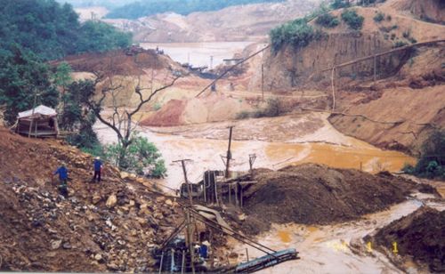 Khai thác khoáng sản tự phát ảnh hưởng nghiêm trọng đến môi trường. (Ảnh: Đại Đoàn Kết)