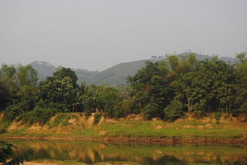 Nguy cơ "sông nuốt làng" tại xã Sơn Mỹ, huyện Hương Sơn (Hà Tĩnh). (Ảnh: nguoiduatin.vn)