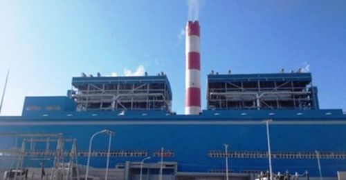 Nhà máy nhiệt điện Vĩnh Tân 2 hoạt động gây ô nhiễm khiến người dân bức xúc chặn xe, gây ách tắc Quốc lộ 1A. (Ảnh: BizLIVE.vn)