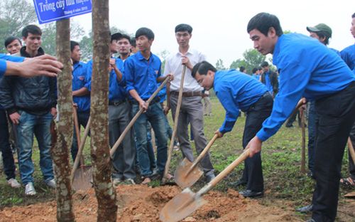 Anh Nguyễn Anh Tuấn cùng đoàn viên tham gia trồng cây bảo vệ môi trường. (Ảnh: VOV.VN)
