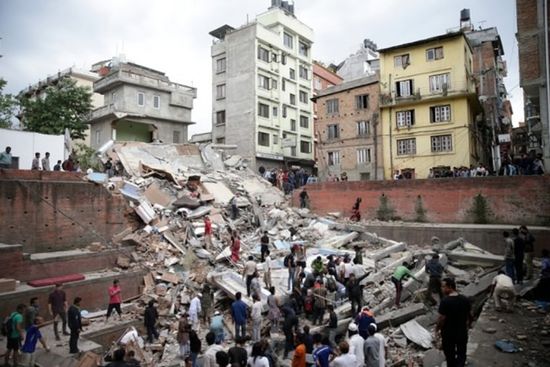 Khắp thành phố Kathmandu, đâu đâu cũng cảnh đổ nát như thế này với hàng trăm người xúm xít để đào bới, hy vọng còn ai đó sống sót. Ảnh: Narendra Shrestha/EPA
