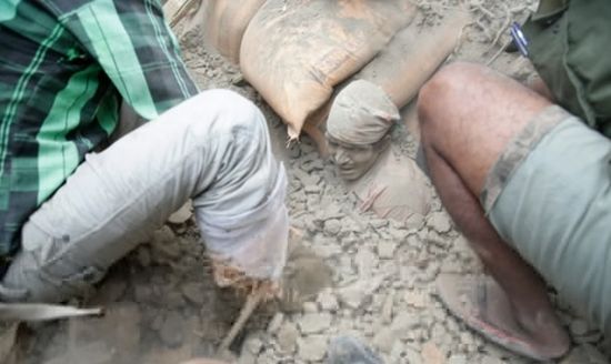 Nỗ lực giải cứu một người đàn ông từ đống đổ nát của một tòa nhà bị phá hủy ở Kathmandu. Ảnh: Narendra Shrestha/EPA