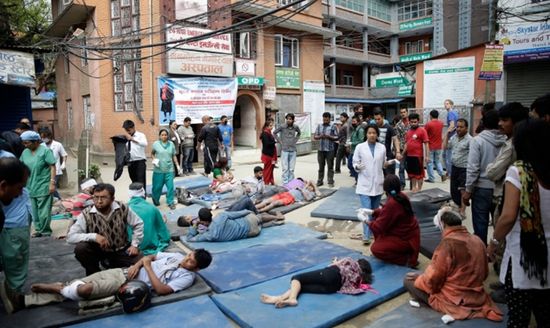 Bệnh viện cộng đồng Memorial Manmohan chịu thiệt hại nghiêm trọng, nhân viên y tế phải cấp cứu bệnh nhân ngay ngoài đường. Ảnh: Narendra Shrestha/EPA (Quốc Khánh)