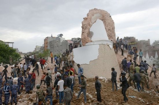 Nhân viên cứu hộ và người dân Nepal bới đất đá quanh chân tháp Dharahara, hy vọng cứu thêm người còn mắc kẹt. Ảnh: Prakesh Mathema/AFP/Getty Images