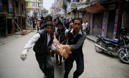 Đa số những người bị thương được đưa đi cấp cứu trong tình trạng chấn thương rất nặng. Ảnh: Narendra Shrestha/EPA
