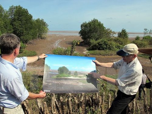 Cố vấn trưởng Dự án GIZ tại Sóc Trăng báo cáo với đoàn về hiệu quả rào tre chắn sóng ven biển Sóc Trăng. (Ảnh: Trung Hiếu/TTXVN)