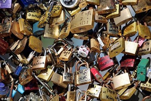 Những chiếc ổ khóa tình yêu gắn trên thành cầu Pont des Arts. (Ảnh: Dân Việt)