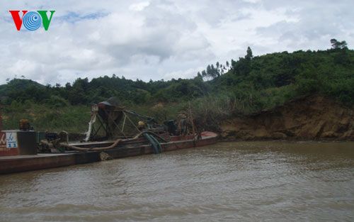 Một trong những chiếc tàu của Đắk Lắk đang hút cát làm sạt lở đất sản xuất
