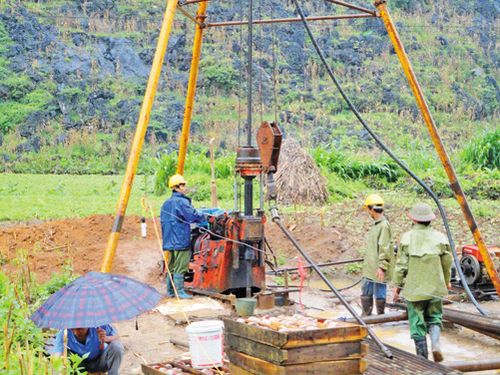 Các cán bộ Trung tâm Quy hoạch và Điều tra tài nguyên nước quốc gia tìm nguồn nước tại Hà Giang. (Ảnh: Trung tâm cung cấp)