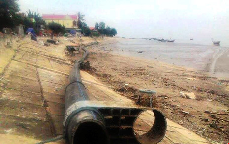 Đường ống dài khoảng 100 m đã được kéo vào bờ. Ảnh: CTV