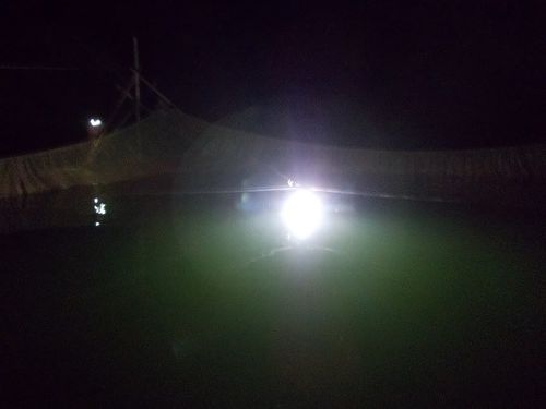 Bóng đèn công suất lớn để dụ cá vào lưới. (Ảnh: Báo Lao động)
